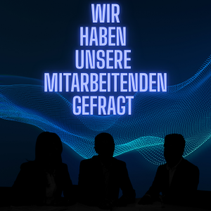 Grafik mit der Aufschrift „Wir haben unsere Mitarbeitenden gefragt“ zum Thema hybrides Arbeiten bei bluekey solutions. Drei Silhouetten sitzen im Vordergrund, dahinter verlaufen blaue, digitale Wellenlinien auf dunklem Hintergrund.