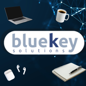 Arbeitsplatz Essentials bei bluekey solutions: Laptop, Kaffee, Earpods und Notizblock für produktives Arbeiten